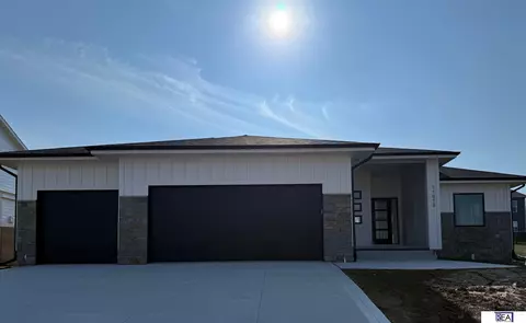 11013 Bearcreek Dr, Papillion, NE 68046