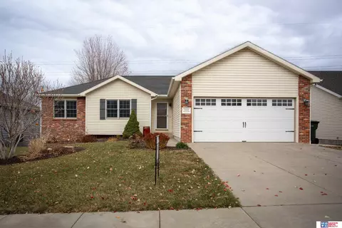 2058 Vavrina Ln, Lincoln, NE 68512