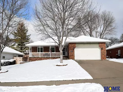 4710 Birch Hollow Dr, Lincoln, NE 68516