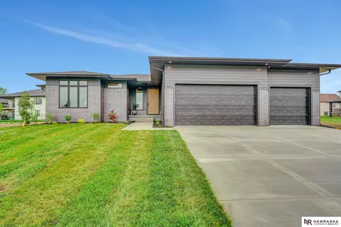 6527 S 90th St, Lincoln, NE 68526