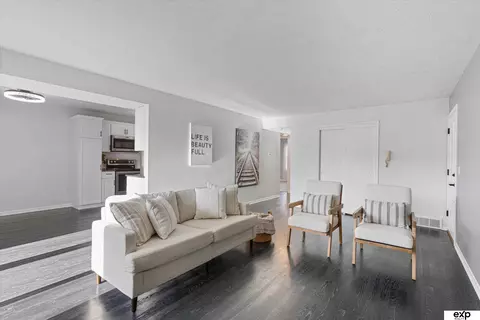 12727 Woodcrest Plz #3-222, Omaha, NE 68137