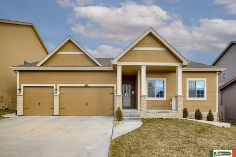 18622 Willow St, Omaha, NE 68136