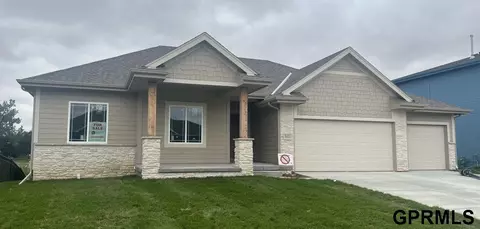 5121 Heartland Dr, Papillion, NE 68133