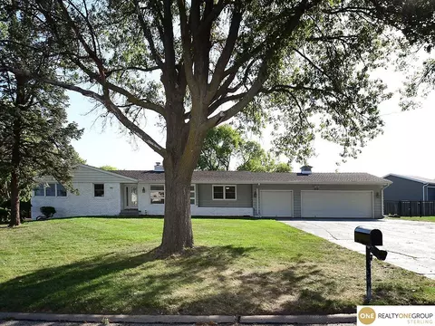 215 Heavenly Dr, Omaha, NE 68154
