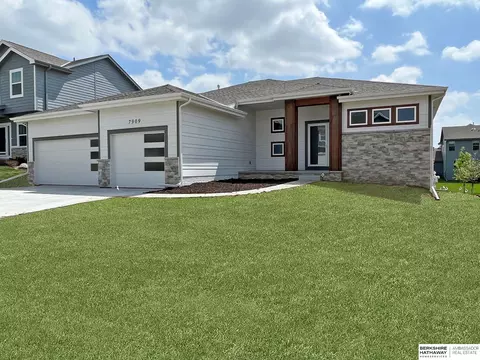 7909 S 196th St, Gretna, NE 68028