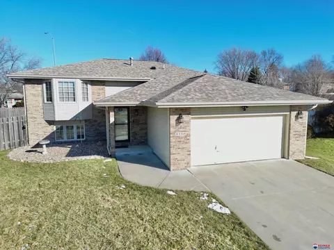 8330 Russwood Ct, Lincoln, NE 68505