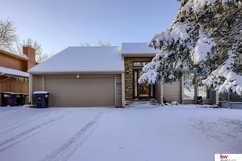 8211 Read St, Omaha, NE 68122