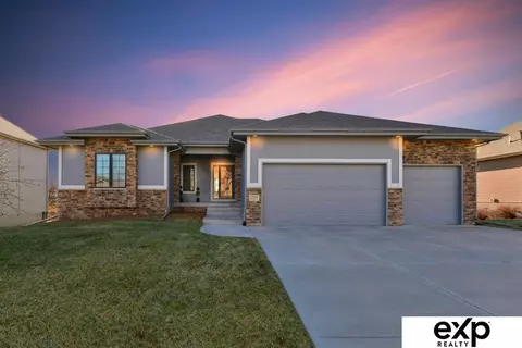 7605 Leawood St, Papillion, NE 68046