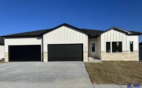 930 N 107th St, Lincoln, NE 68527