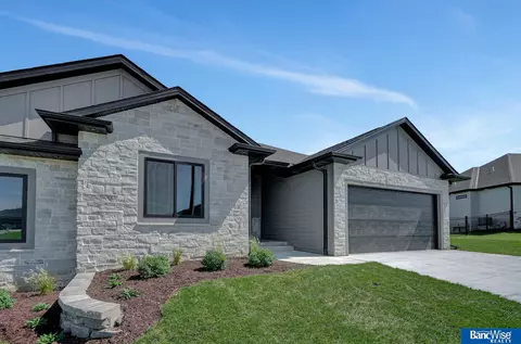 8856 Augusta Dr, Lincoln, NE 68526