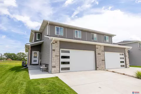 930 Titan Dr, Hickman, NE 68372