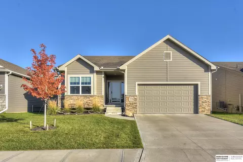 4446 Leawood Dr, Bellevue, NE 68123
