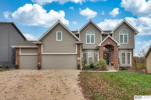 5224 Lake Forest Dr, Papillion, NE 68133