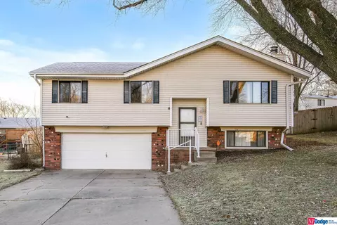2113 Brighton Dr, Bellevue, NE 68123