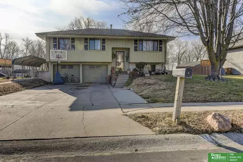 4611 Schroeder Dr, Omaha, NE 68157