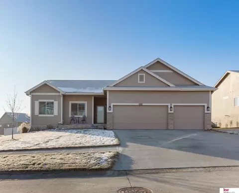17707 Rampart St, Omaha, NE 68136