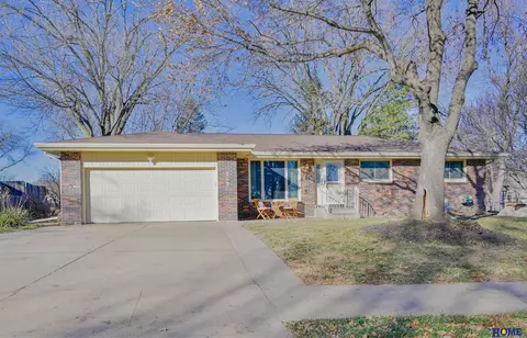 717 Smoky Hill Rd, Lincoln, NE 68520