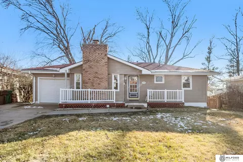 7325 Wood River Dr, Bellevue, NE 68157