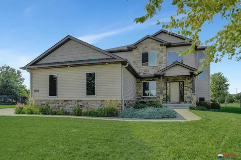 9900 Crystal Water Cir, Lincoln, NE 68527