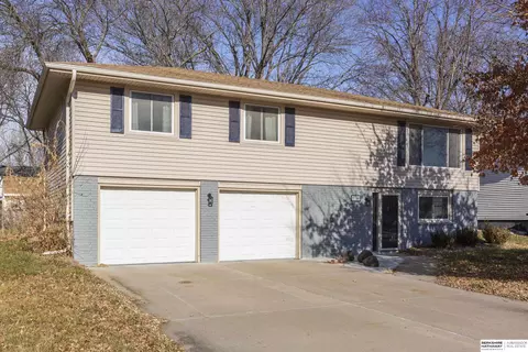 11730 Roanoke Blvd, Omaha, NE 68164