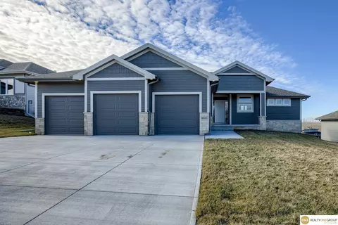 16065 Cw Hadan Dr, Bennington, NE 68007