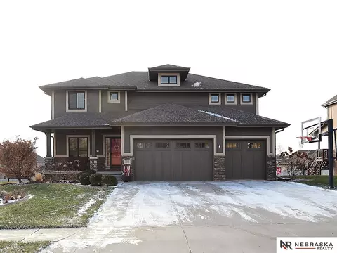 7621 Castle St, Papillion, NE 68046