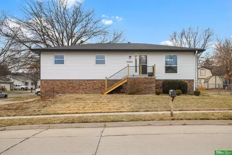 10808 Hogantown Dr, Bellevue, NE 68123