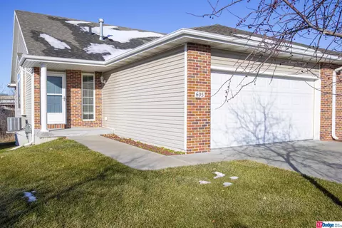 605 Carlton Dr, Lincoln, NE 68512