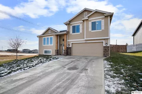 11217 Edgewater Dr, Papillion, NE 68046