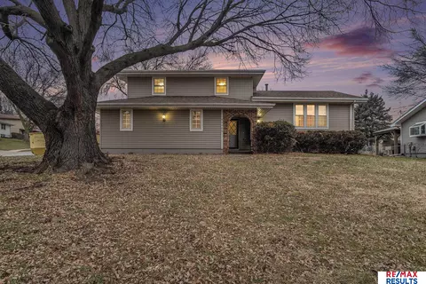 11105 Roxbury Dr, Omaha, NE 68137