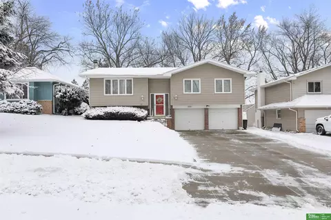 10530 M St, Omaha, NE 68127