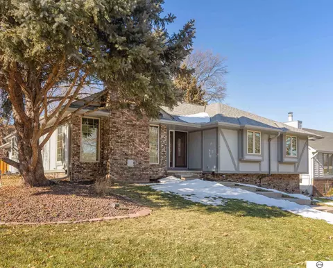 708 S Taylor Cir, Papillion, NE 68046