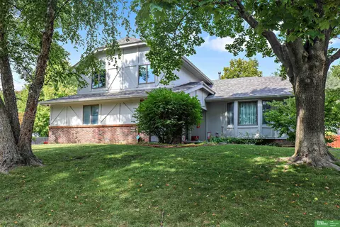 10274 Y St, Omaha, NE 68127