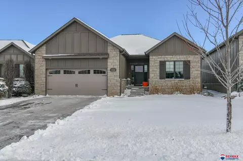 10169 Edgewater Ln, Lincoln, NE 68527