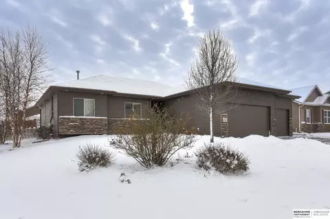 811 Fall Creek Rd, Papillion, NE 68133