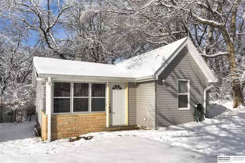 2008 N 63rd St, Omaha, NE 68104