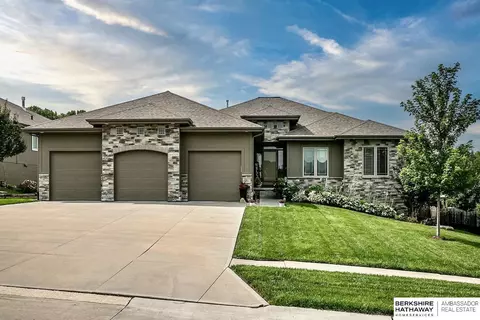 19357 Wirt St, Elkhorn, NE 68022
