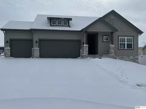 10911 Windward Ave, Papillion, NE 68046