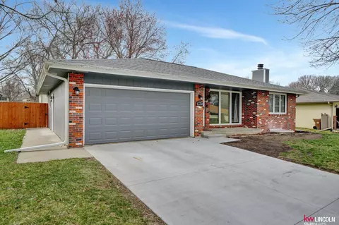 6017 Deerwood Dr, Lincoln, NE 68516