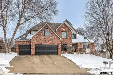 905 Wicklow Rd, Papillion, NE 68046