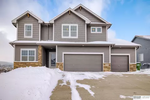 10734 Laramie St, Papillion, NE 68046