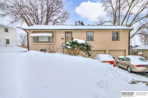 1005 S Madison St, Papillion, NE 68046