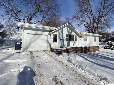 102 Valley Rd, Papillion, NE 68046