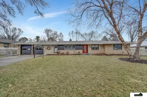 1540 Sunburst Ln, Lincoln, NE 68506