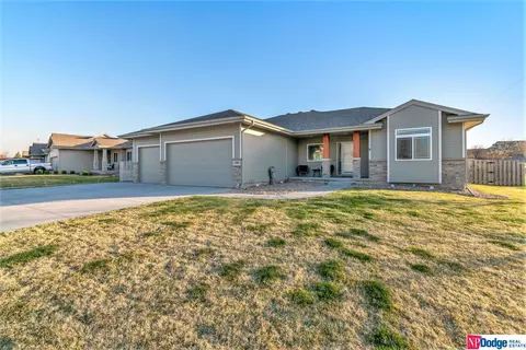 2009 Titan Springs Dr, Papillion, NE 68133