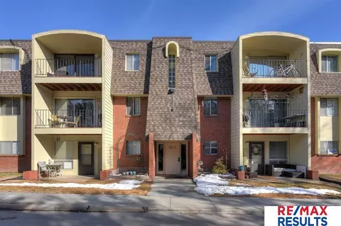 1231 S 121st Plz #212, Omaha, NE 68144