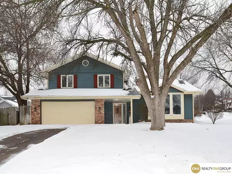 811 Oak Ridge Rd, Papillion, NE 68046
