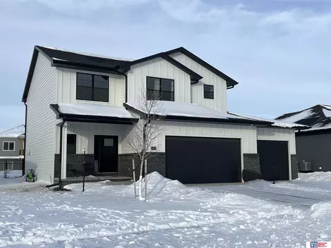 1424 E 8th St, Hickman, NE 68372