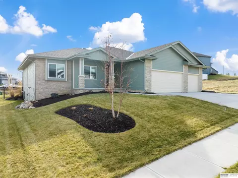 16707 Sheffield St, Bennington, NE 68007