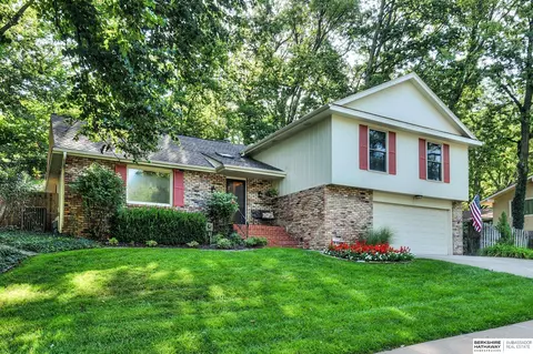 305 Greenbriar Ct, Bellevue, NE 68005